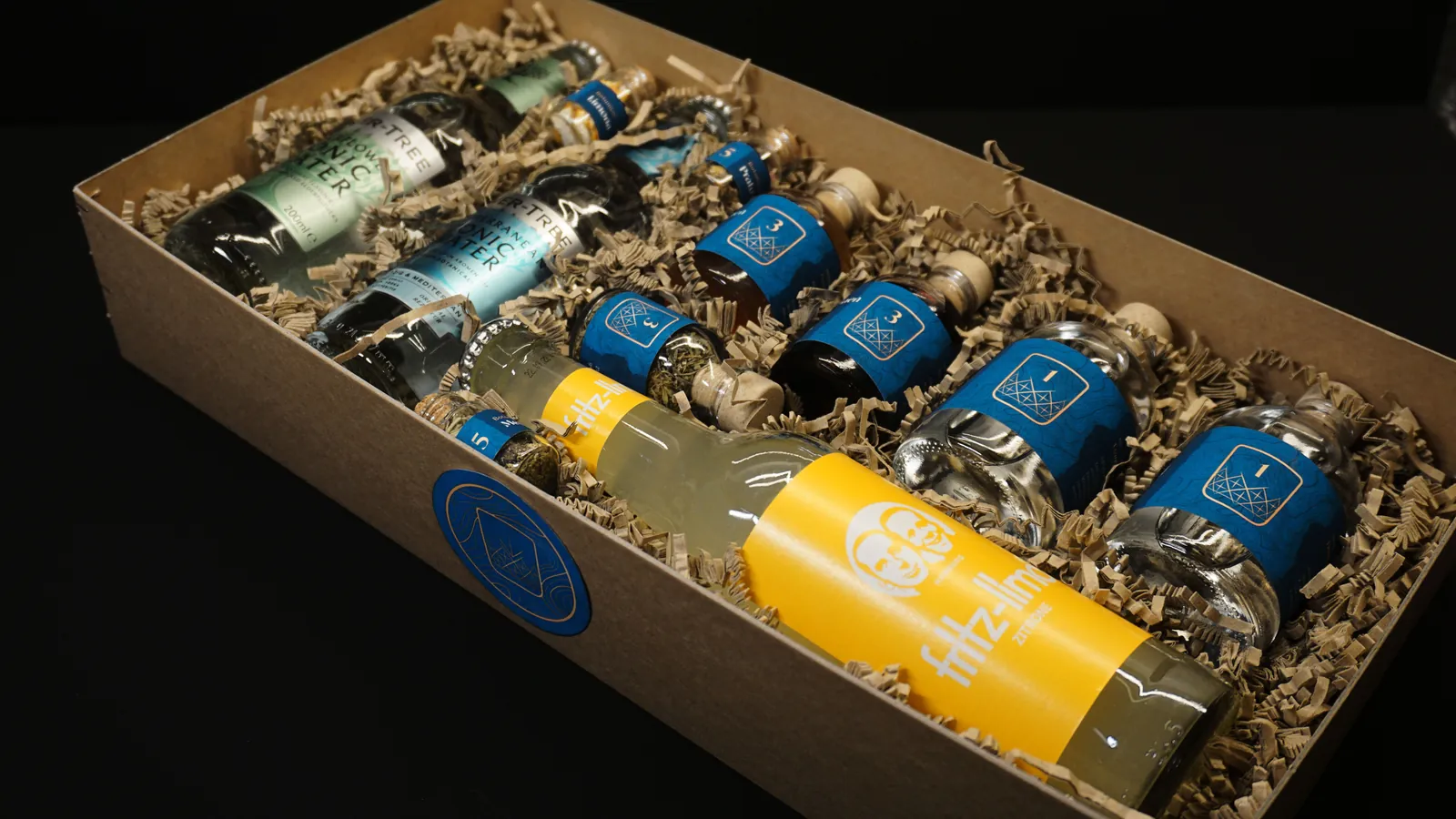 Open Entdeck:bar box with bottles in paper wool
